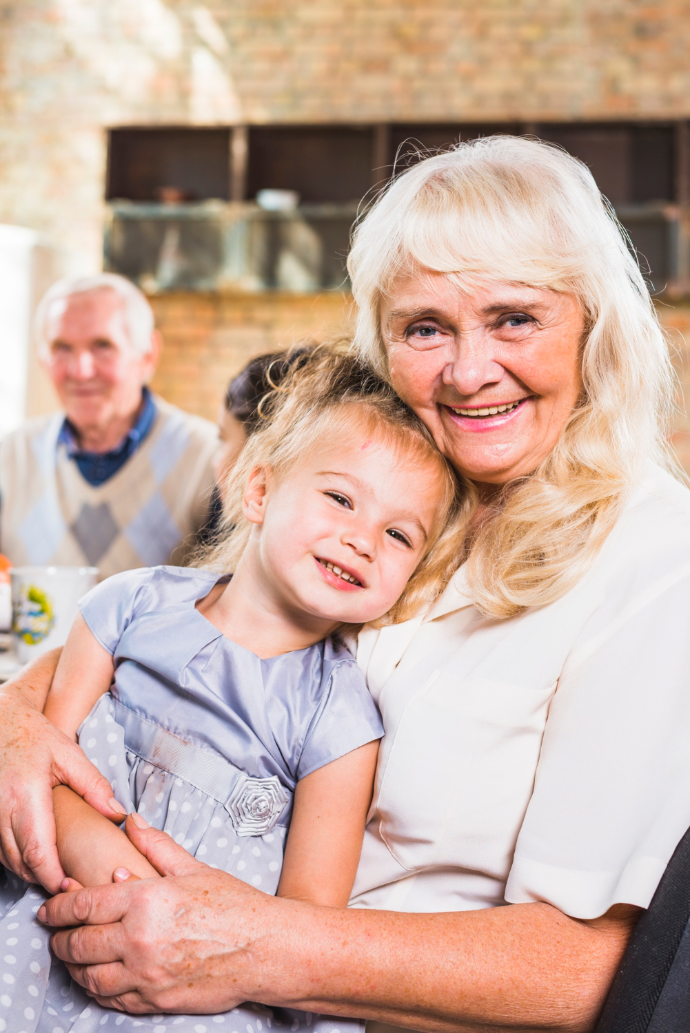 Personne âgée placée en famille d'accueil avec un membre de la famille d'accueil